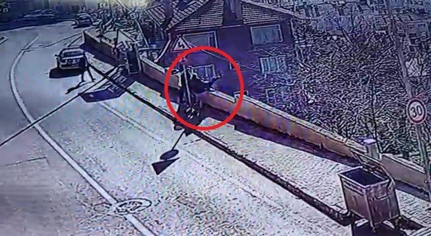 Genç kızı tek hamlede çekip aldı! Kahraman yüzbaşı intihara kalkışan genç kızı kurtardı