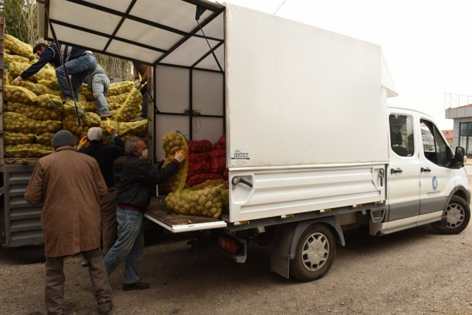 İhtiyaç sahibi ailelere dağıtım başladı, Çorum Belediyesi’nden patates ve soğan dağıtımına destek