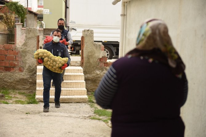 İhtiyaç sahibi ailelere dağıtım başladı, Çorum Belediyesi’nden patates ve soğan dağıtımına destek