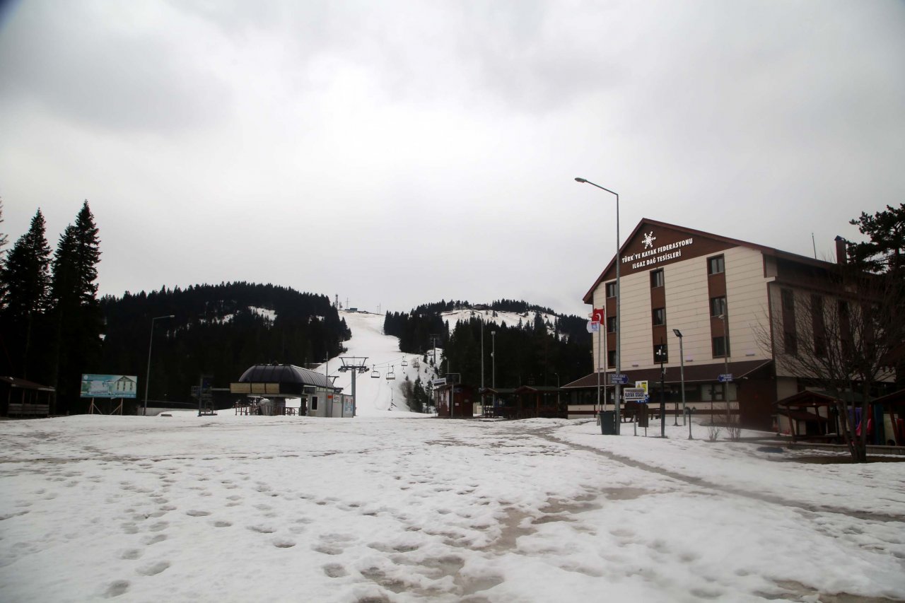 Kar heyecanı sona erdi! Ilgaz Dağı kayak sezonunun ardından sessizliğe büründü