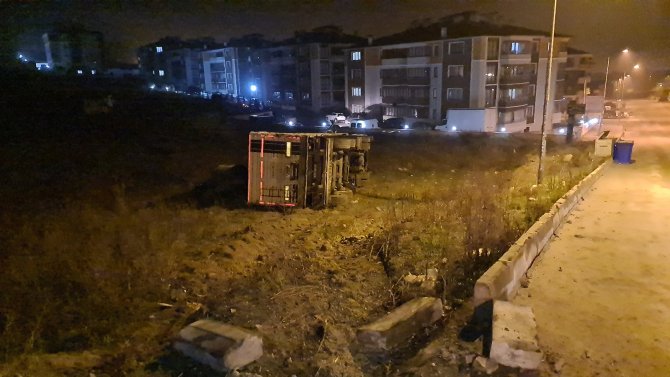 Karabük'te Park halindeki demir yüklü tırın frenleri boşalınca boş araziye devrildi