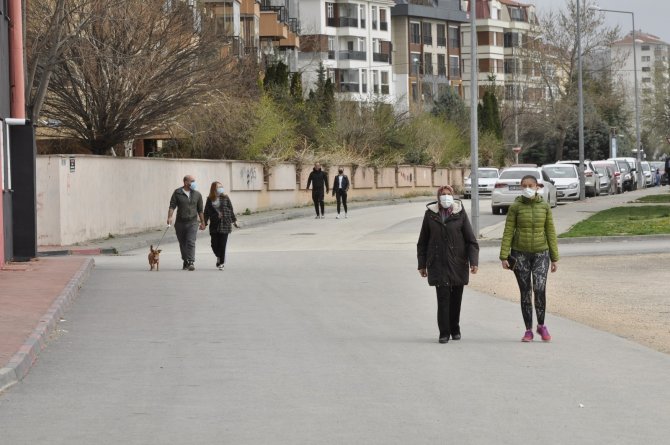 Kısıtlama yokmuş gibi davrandılar, parkta toplandılar!
