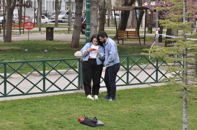Kısıtlama yokmuş gibi davrandılar, parkta toplandılar!