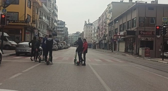 Kısıtlamayı delip scooter ile şehir turu yaptılar