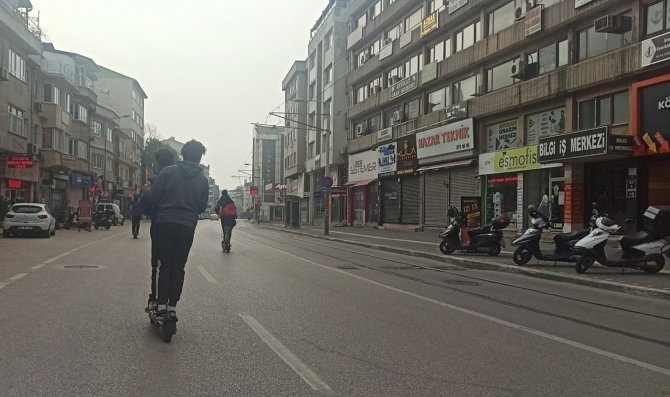 Kısıtlamayı delip scooter ile şehir turu yaptılar