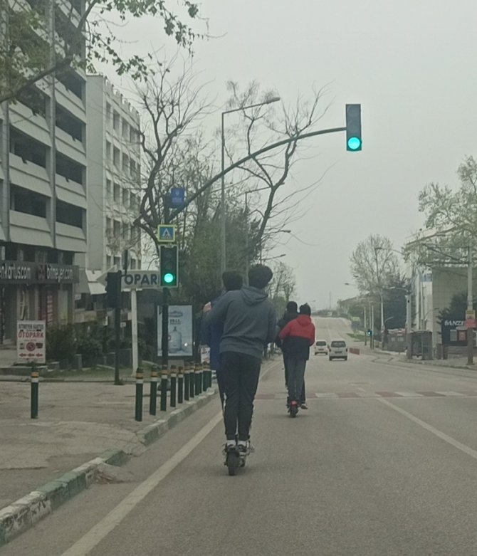 Kısıtlamayı delip scooter ile şehir turu yaptılar