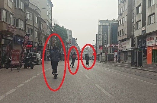 Kısıtlamayı delip scooter ile şehir turu yaptılar