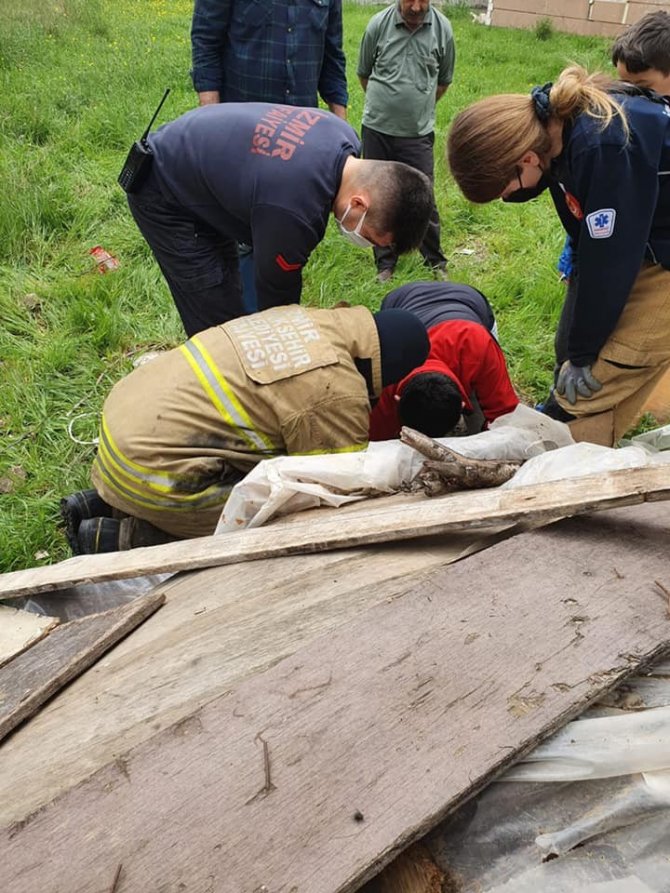 Kuyuya düşen yavru kedinin yardımına itfaiye ekipleri koştu