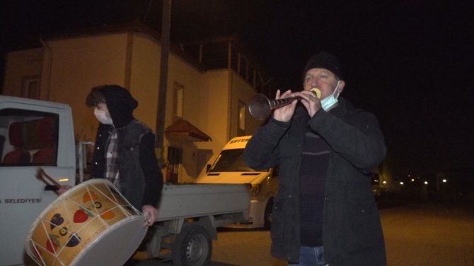 Sahura türkülerle uyanıyorlar, 77 yıllık geleneği davul zurna eşliğinde yaşatıyorlar
