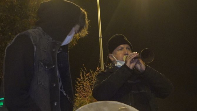 Sahura türkülerle uyanıyorlar, 77 yıllık geleneği davul zurna eşliğinde yaşatıyorlar