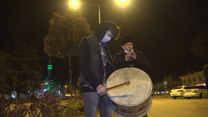 Sahura türkülerle uyanıyorlar, 77 yıllık geleneği davul zurna eşliğinde yaşatıyorlar