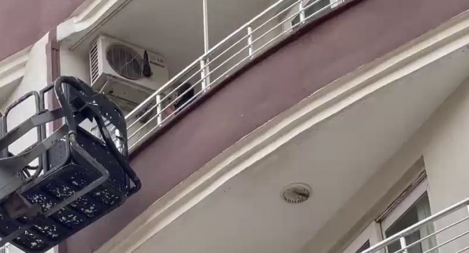 Sevimli güvercinin yardımına itfaiye ekipleri yetişti, Klima motorunda mahsur kalan güvercin kurtarıldı