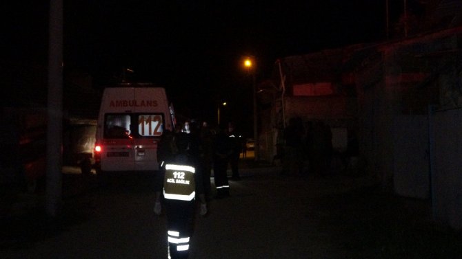 Uşak’ta 2 boş evde çıkan yangında ahırlarda çok sayıda koyun ve kuzu telef oldu