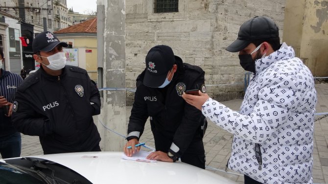 Yasağa rağmen ellerini kollarını sallayarak gezmeye kalktılar! Taksim’e turist gibi gelen iki göçmene ceza