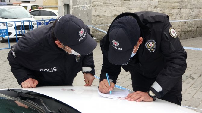 Yasağa rağmen ellerini kollarını sallayarak gezmeye kalktılar! Taksim’e turist gibi gelen iki göçmene ceza