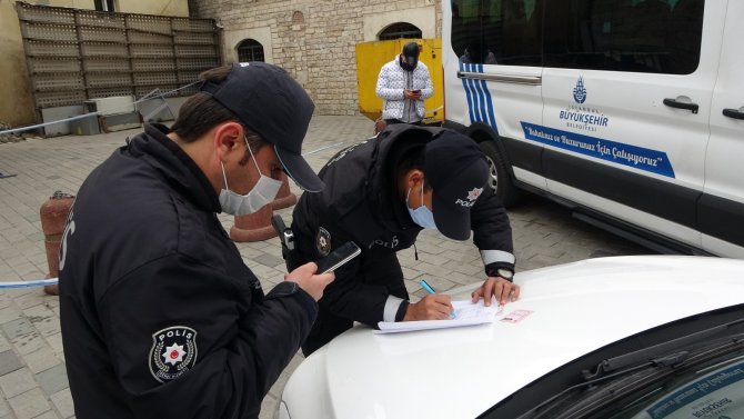 Yasağa rağmen ellerini kollarını sallayarak gezmeye kalktılar! Taksim’e turist gibi gelen iki göçmene ceza