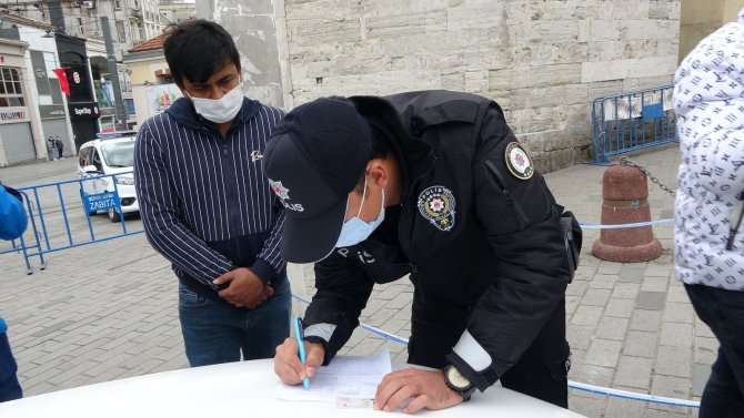 Yasağa rağmen ellerini kollarını sallayarak gezmeye kalktılar! Taksim’e turist gibi gelen iki göçmene ceza