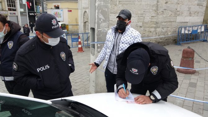 Yasağa rağmen ellerini kollarını sallayarak gezmeye kalktılar! Taksim’e turist gibi gelen iki göçmene ceza