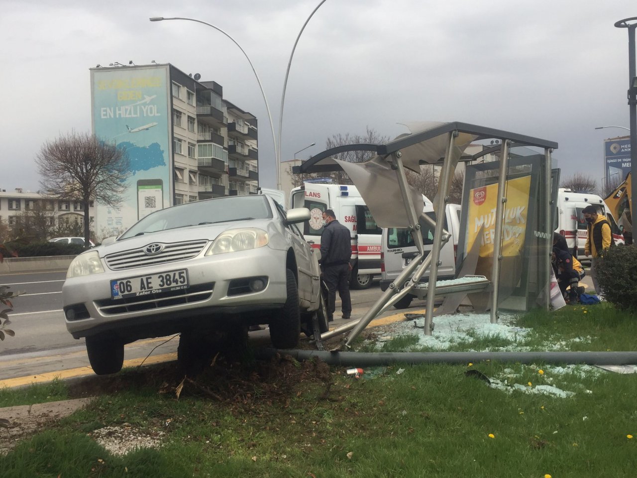 Ankara'da bir otomobil önce bir araca ardından otobüs durağına çarptı: 1 kişi ağır yaralandı