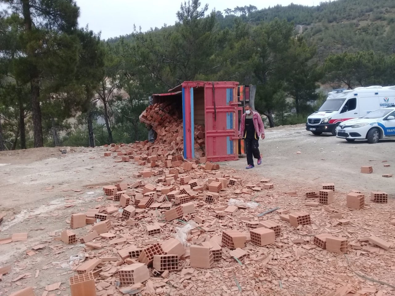 Antalya'da tuğla yüklü kamyonla çarpışan otomobil takla attı: 4 yaralı