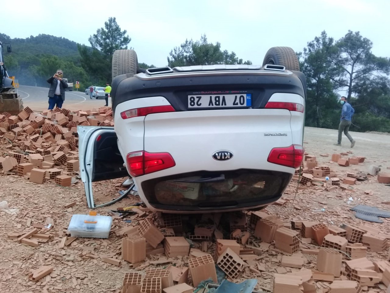 Antalya'da tuğla yüklü kamyonla çarpışan otomobil takla attı: 4 yaralı