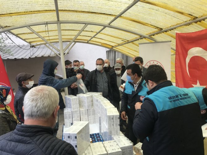 Arıcılara destek! Bozüyük’te arı üreticilerine ilaç dağıtımı yapıldı