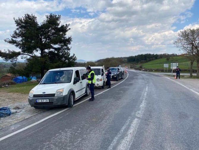Balıkesir’de jandarma trafik ve asayiş uygulamasında 20 şahsı gözaltına aldı