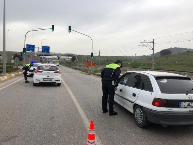 Balıkesir’de jandarma trafik ve asayiş uygulamasında 20 şahsı gözaltına aldı