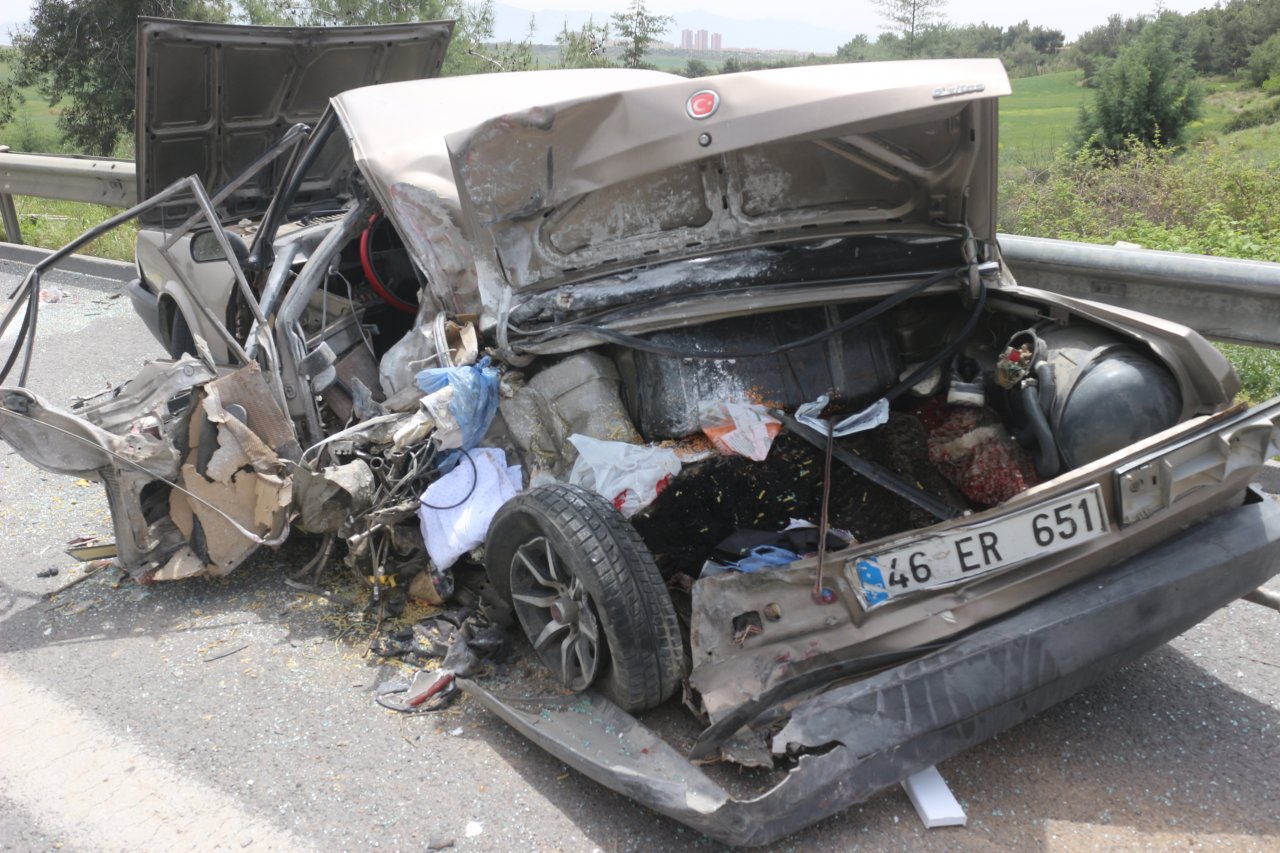 Çarpmanın etkisiyle hurdaya döndü! Adana'da tır ile otomobil çarpıştı: 4 yaralı
