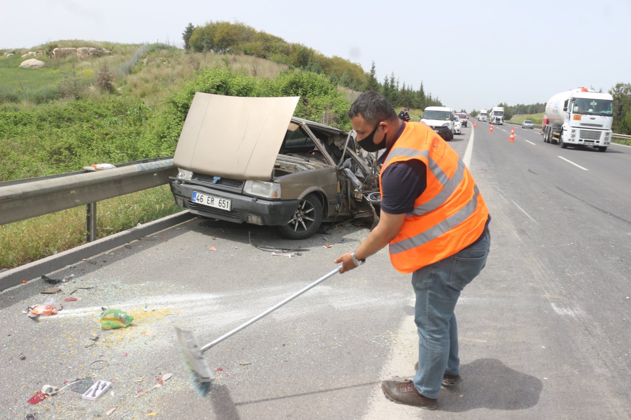 Çarpmanın etkisiyle hurdaya döndü! Adana'da tır ile otomobil çarpıştı: 4 yaralı
