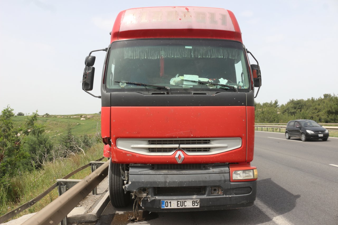 Çarpmanın etkisiyle hurdaya döndü! Adana'da tır ile otomobil çarpıştı: 4 yaralı