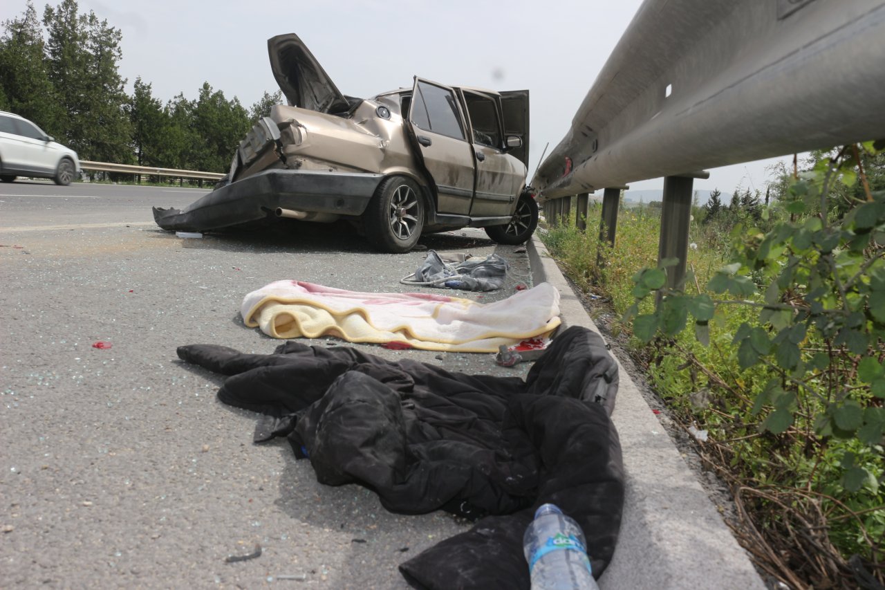 Çarpmanın etkisiyle hurdaya döndü! Adana'da tır ile otomobil çarpıştı: 4 yaralı