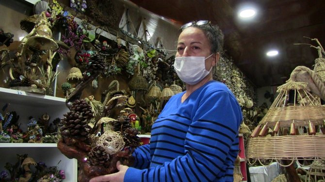 Dere yatağından topladığı ağaç köklerini sanat eserine dönüştürüyor