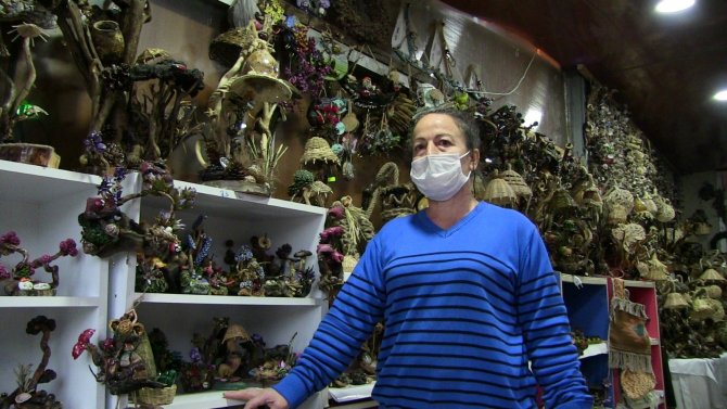 Dere yatağından topladığı ağaç köklerini sanat eserine dönüştürüyor