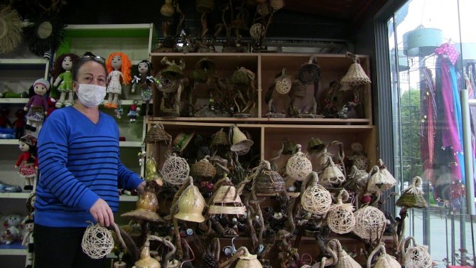 Dere yatağından topladığı ağaç köklerini sanat eserine dönüştürüyor