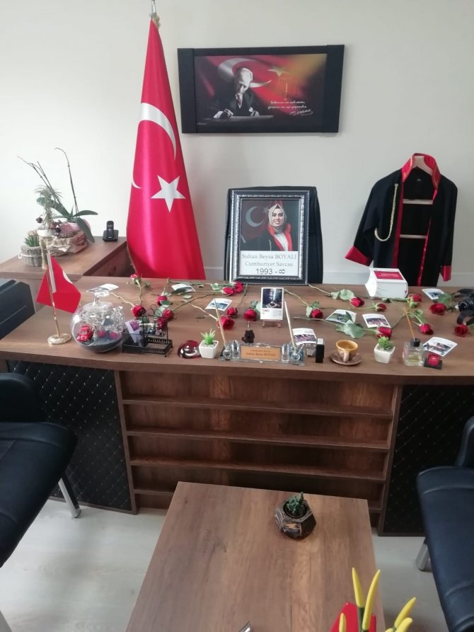 Doğanşehir’de koronadan ölen savcı iş arkadaşlarını yasa boğdu! Masasına güller koyuldu...