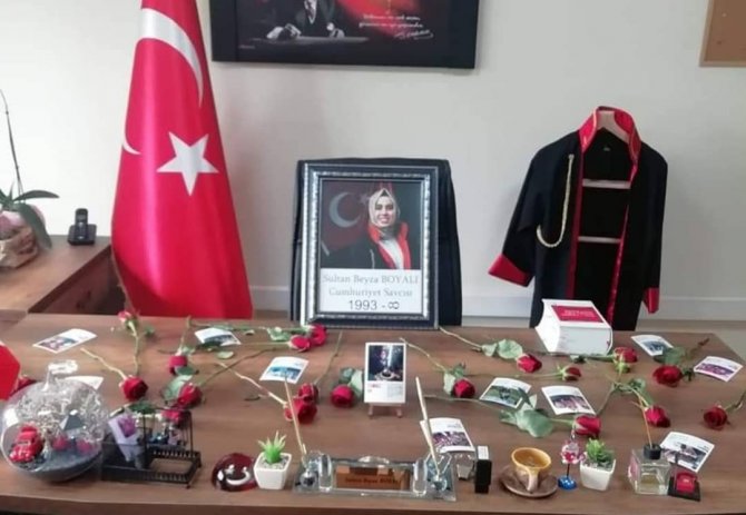 Doğanşehir’de koronadan ölen savcı iş arkadaşlarını yasa boğdu! Masasına güller koyuldu...