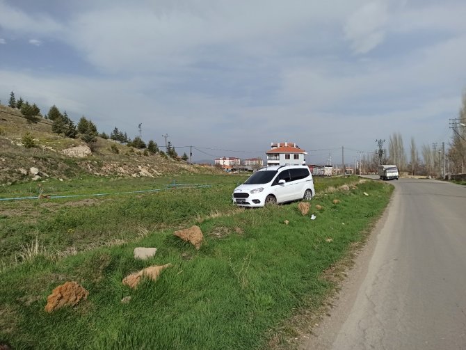 Duyarlı sürücü köpeğe zarar vermemek için canını tehlikeye attı, manevra yapan araç tarım arazisine girdi