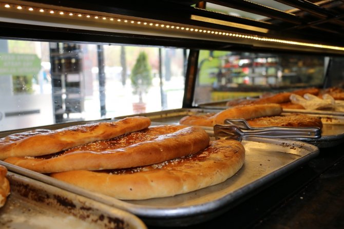 Elazığ'ın meşhur lezzeti tezgahlardaki yerini aldı, Ramazan’ın özel tadı “Nohut Ekmeği"