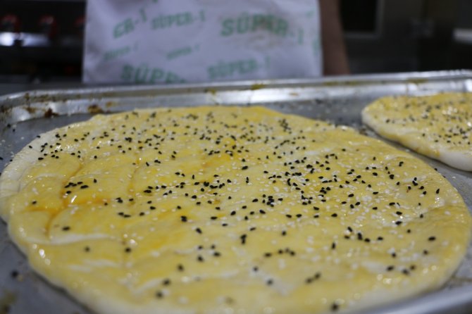 Elazığ'ın meşhur lezzeti tezgahlardaki yerini aldı, Ramazan’ın özel tadı “Nohut Ekmeği"