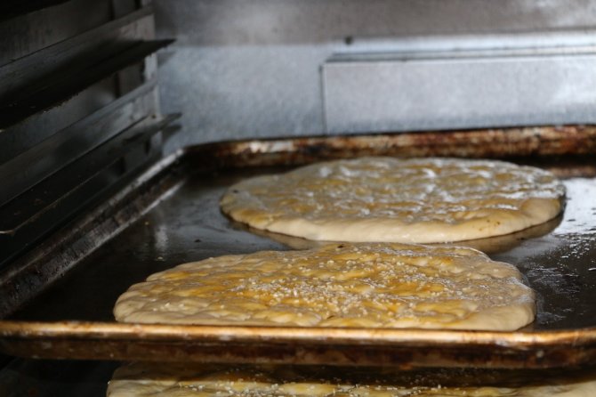 Elazığ'ın meşhur lezzeti tezgahlardaki yerini aldı, Ramazan’ın özel tadı “Nohut Ekmeği"