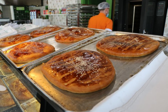 Elazığ'ın meşhur lezzeti tezgahlardaki yerini aldı, Ramazan’ın özel tadı “Nohut Ekmeği"