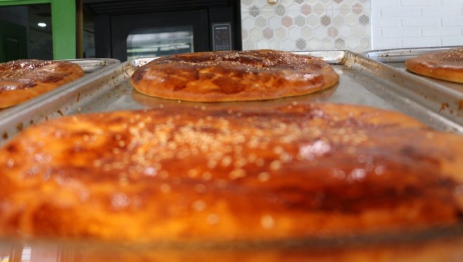 Elazığ'ın meşhur lezzeti tezgahlardaki yerini aldı, Ramazan’ın özel tadı “Nohut Ekmeği"