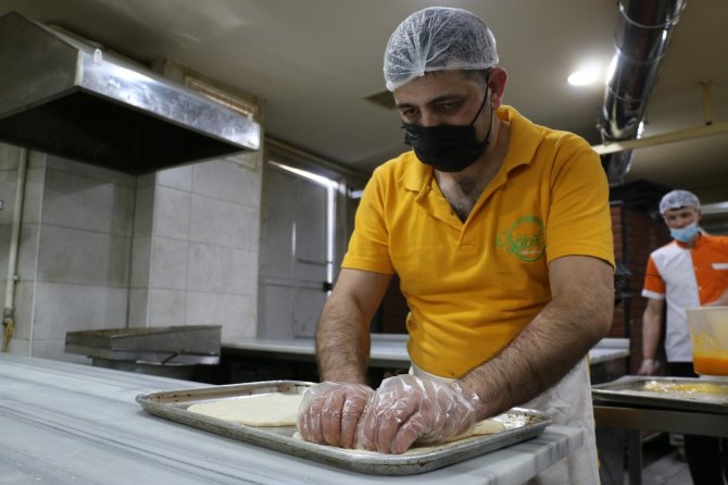 Elazığ'ın meşhur lezzeti tezgahlardaki yerini aldı, Ramazan’ın özel tadı “Nohut Ekmeği"