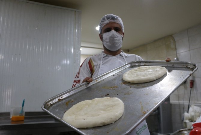 Elazığ'ın meşhur lezzeti tezgahlardaki yerini aldı, Ramazan’ın özel tadı “Nohut Ekmeği"