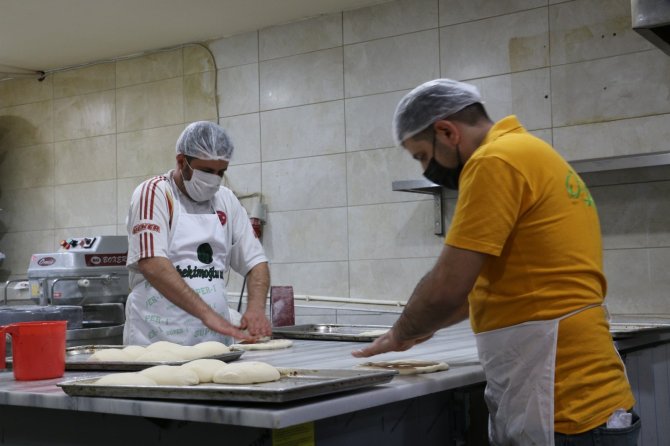 Elazığ'ın meşhur lezzeti tezgahlardaki yerini aldı, Ramazan’ın özel tadı “Nohut Ekmeği"