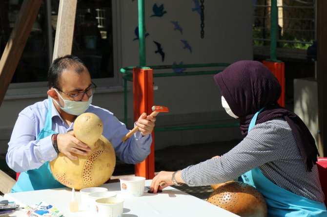 Engelli vatandaşların kabaktan yaptığı sokak lambası görenleri hayran bıraktı