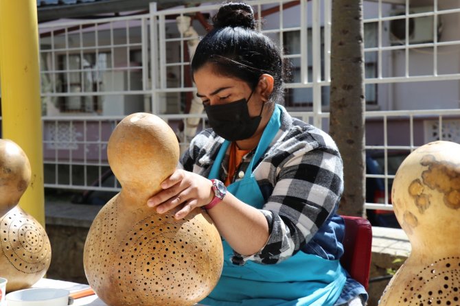 Engelli vatandaşların kabaktan yaptığı sokak lambası görenleri hayran bıraktı