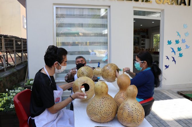 Engelli vatandaşların kabaktan yaptığı sokak lambası görenleri hayran bıraktı
