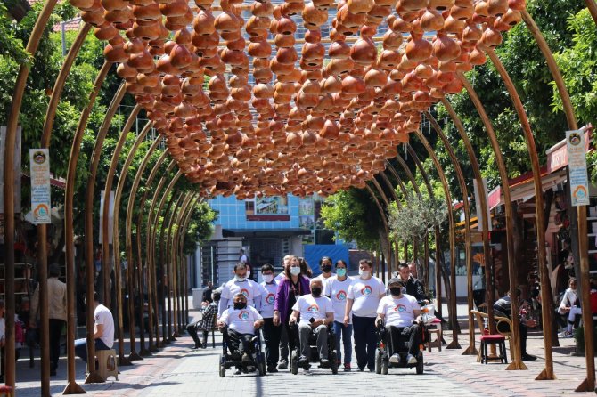 Engelli vatandaşların kabaktan yaptığı sokak lambası görenleri hayran bıraktı